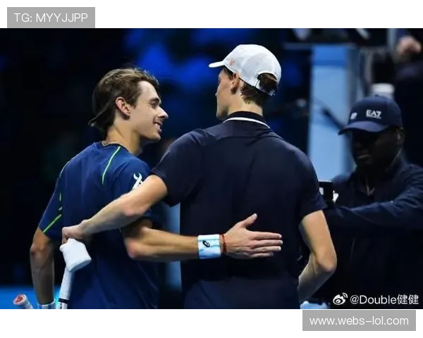 德米纳尔未婚妻博尔特场边助威，ATP总决赛看台温馨一幕