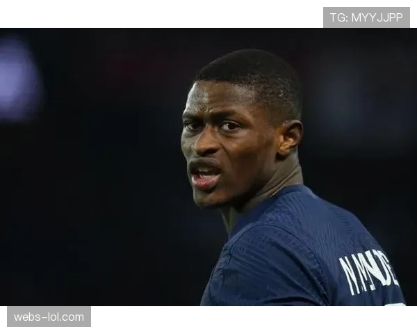 巴黎后卫努诺-门德斯晒出光头新发型，状态良好